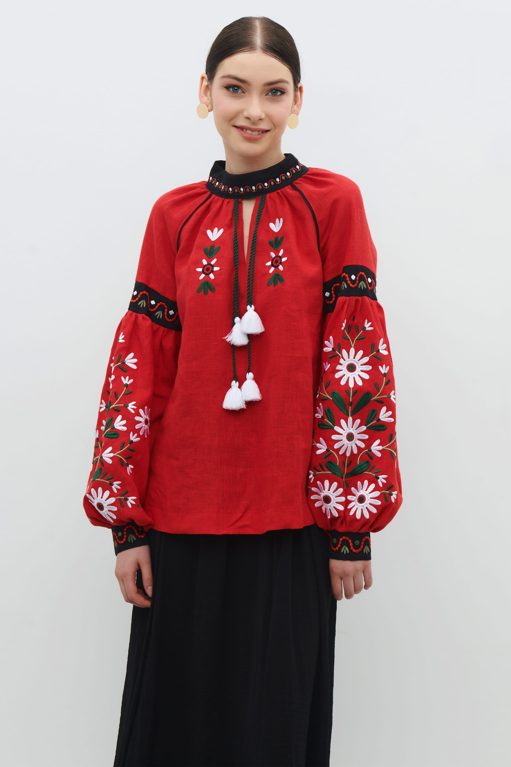 Linen red embroidery у квітучому садочку