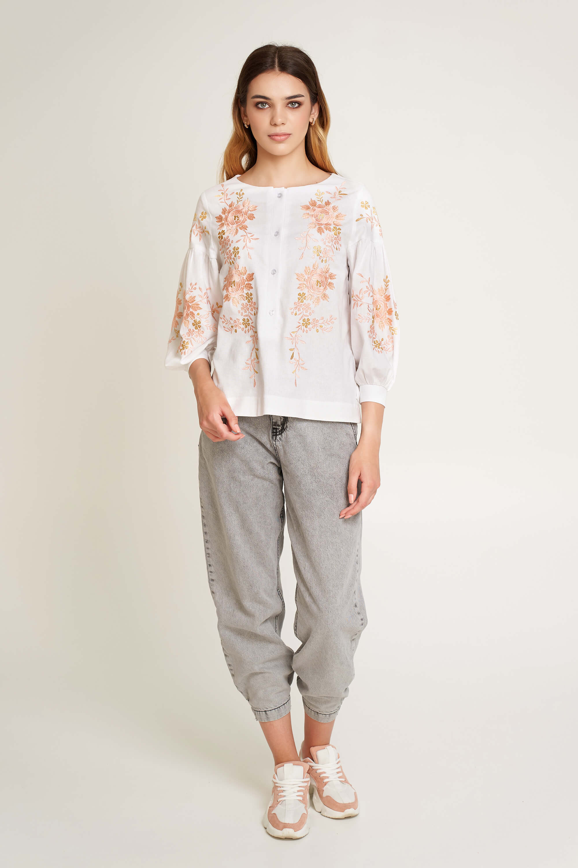 Жіноча вишита блуза Біла з рожевою вишивкою Жіноча вишита блуза Біла з рожевою вишивкою