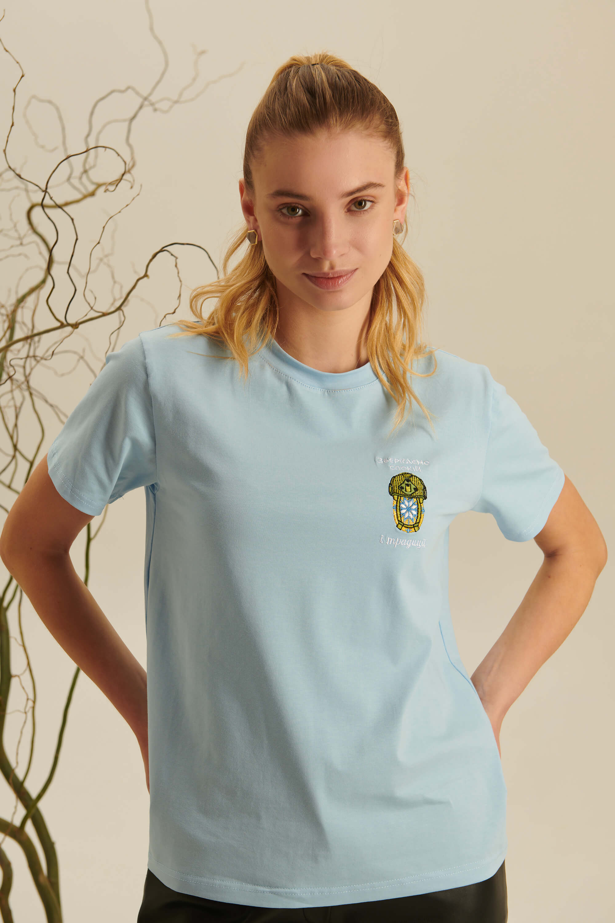 Woman embroidered T-shirt Зберігаємо спокій та традиції 1