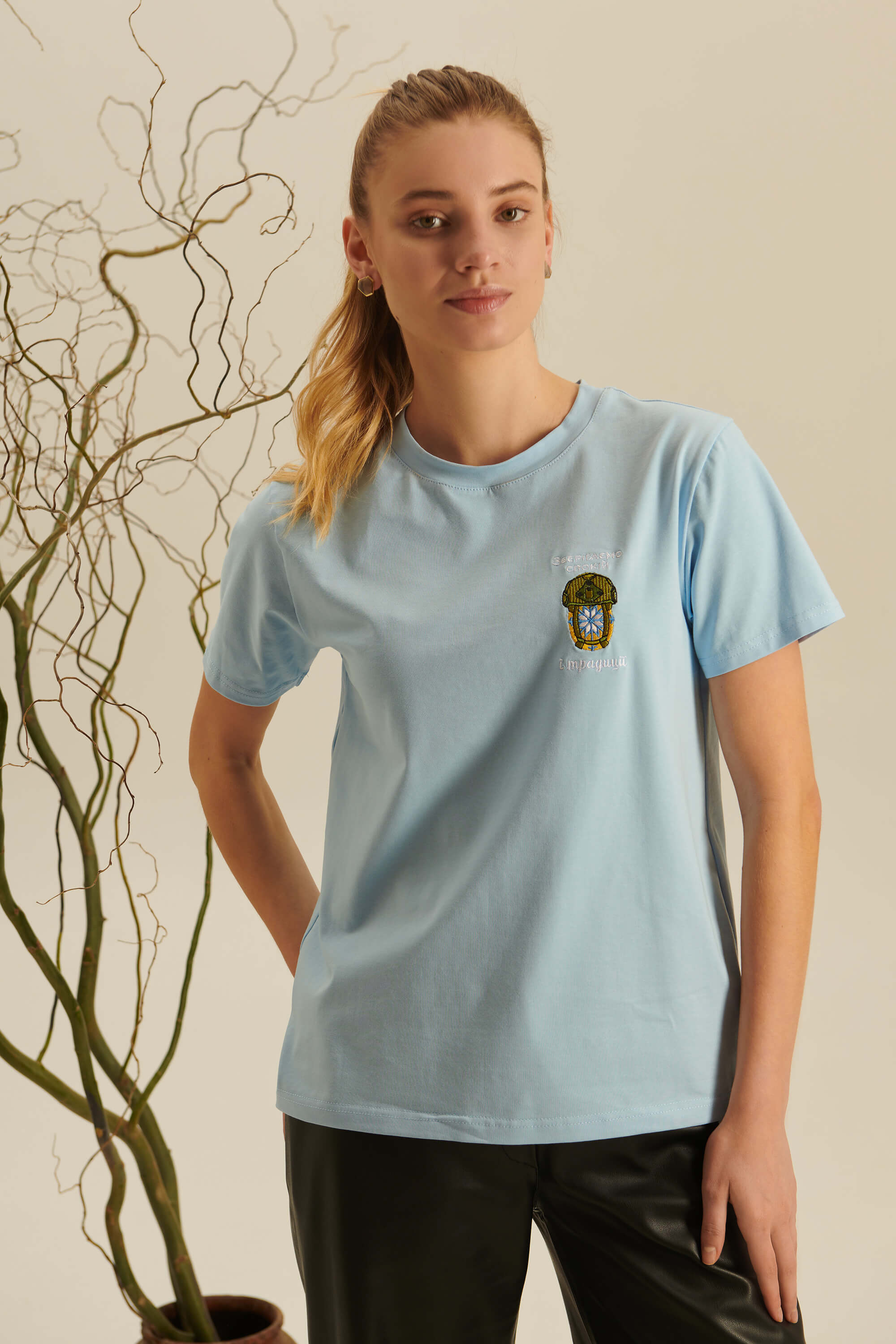 Woman embroidered T-shirt Зберігаємо спокій та традиції 1