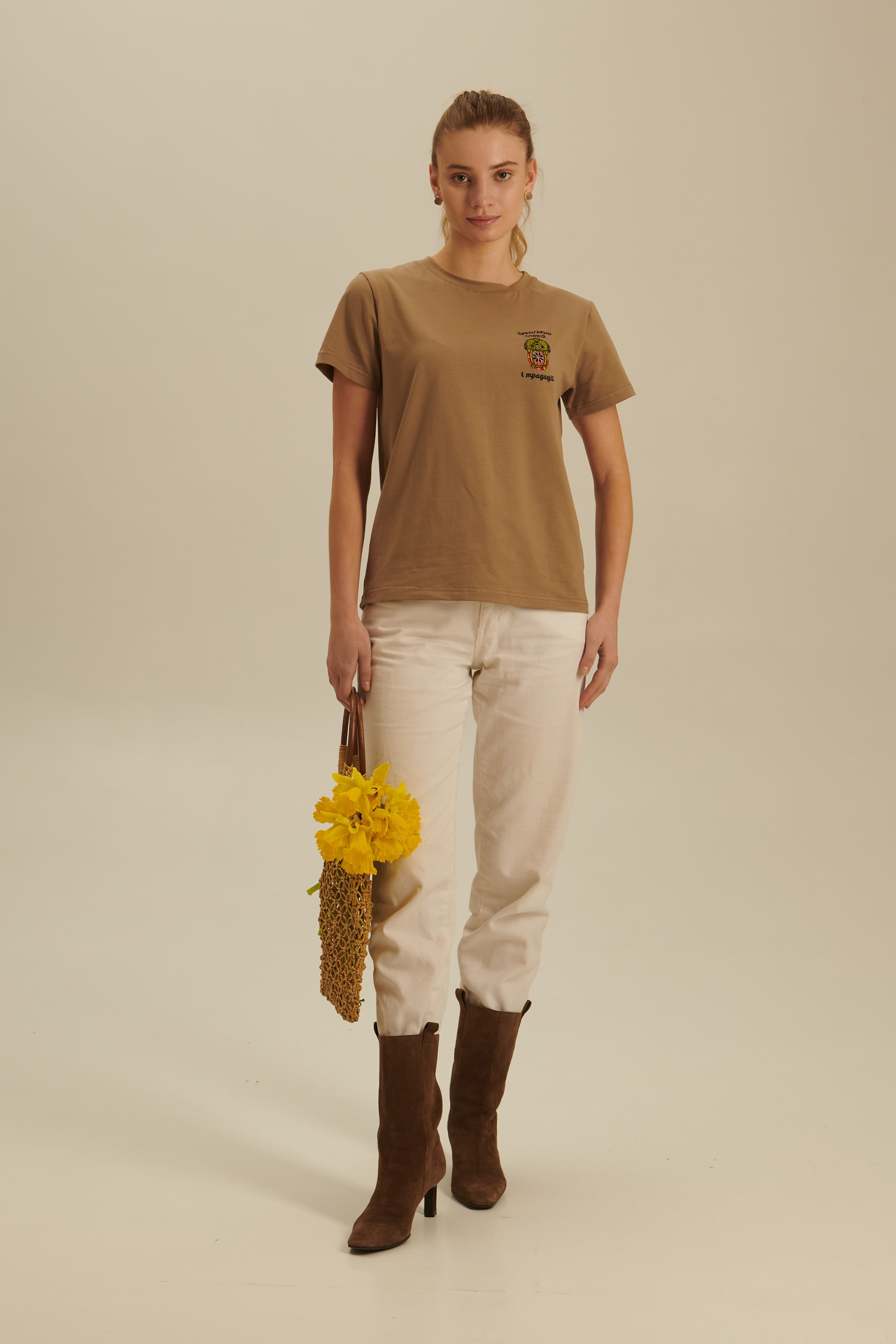 Woman embroidered T-shirt Зберігаємо спокій та традиції 3