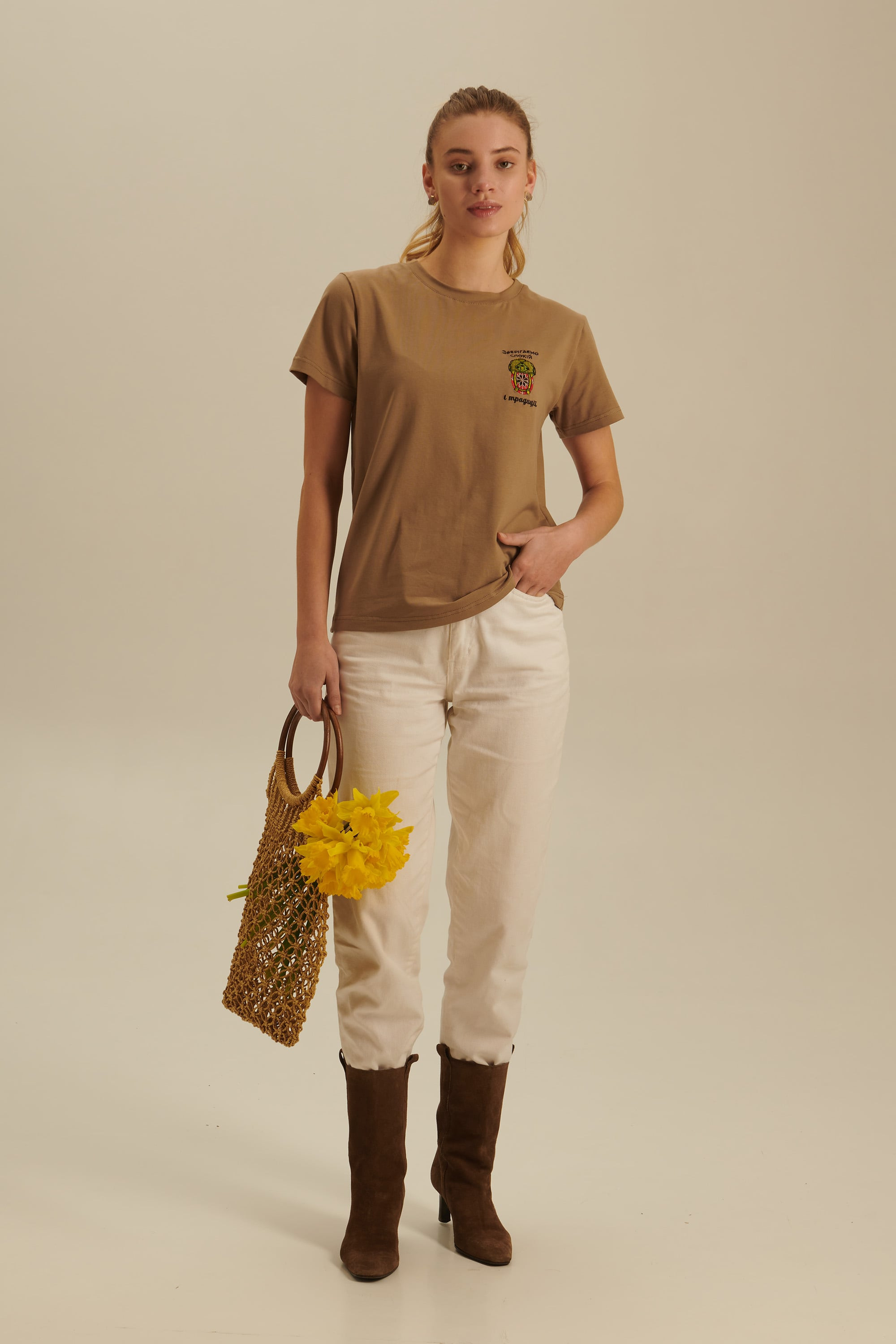 Woman embroidered T-shirt Зберігаємо спокій та традиції 3